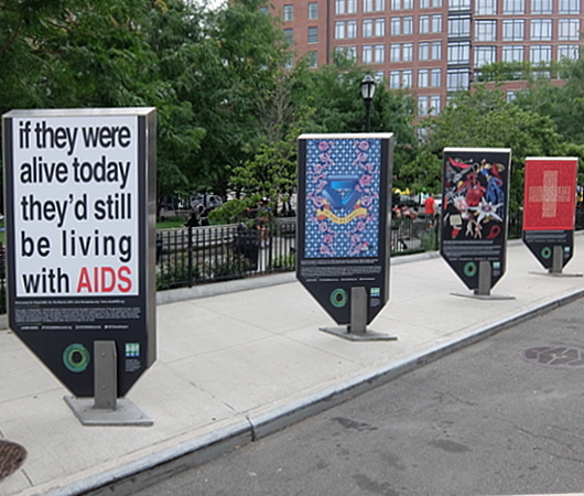 NYCエイズ・メモリアル公園横の、AIDS啓蒙アートやポスター_b0007805_07465315.jpg
