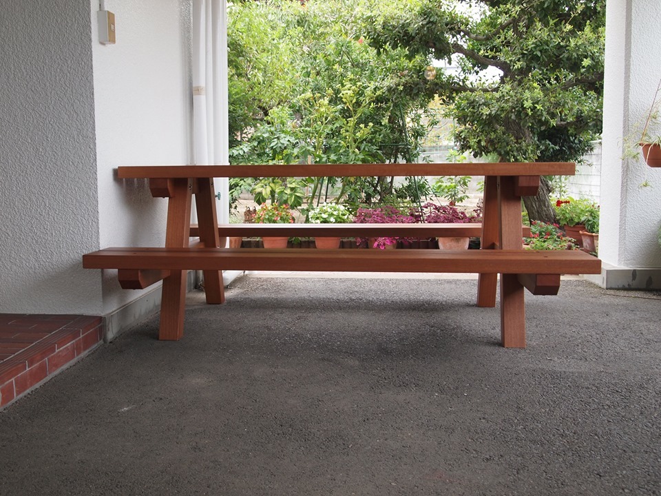 家具の納品事例【南洋桜のテーブル＆ベンチ】_b0211845_11140339.jpg