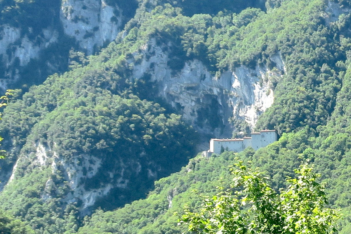 清流の峡谷に断崖の教会から、クッコ山 リオ・フレッド峡谷_f0234936_70038.jpg