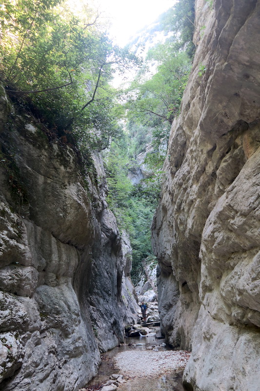 清流の峡谷に断崖の教会から、クッコ山 リオ・フレッド峡谷_f0234936_743728.jpg