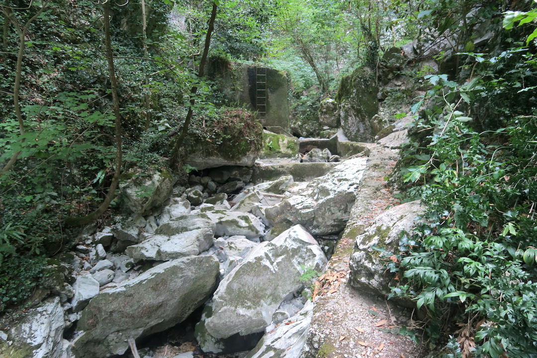 清流の峡谷に断崖の教会から、クッコ山 リオ・フレッド峡谷_f0234936_8161025.jpg