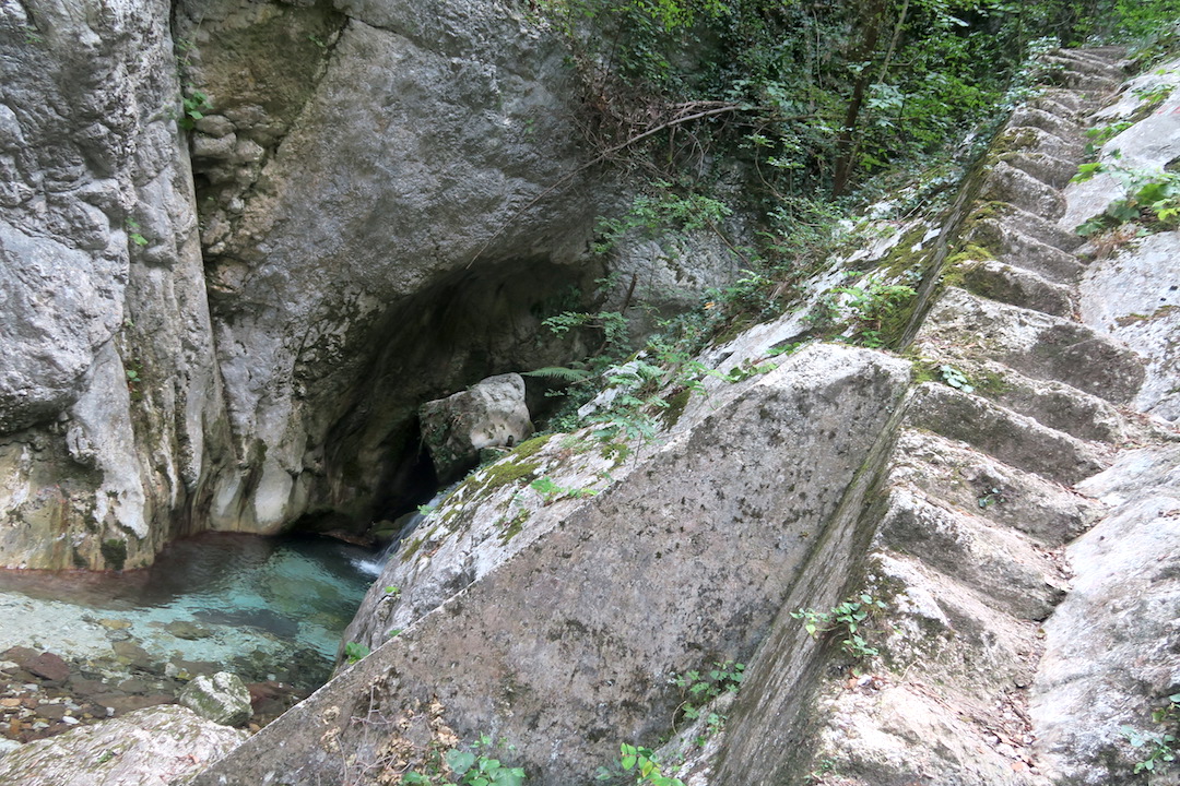 清流の峡谷に断崖の教会から、クッコ山 リオ・フレッド峡谷_f0234936_872316.jpg