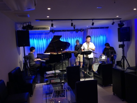 広島 Jazzlive Comin 本日木曜日は セッションです。_b0115606_10381097.jpeg