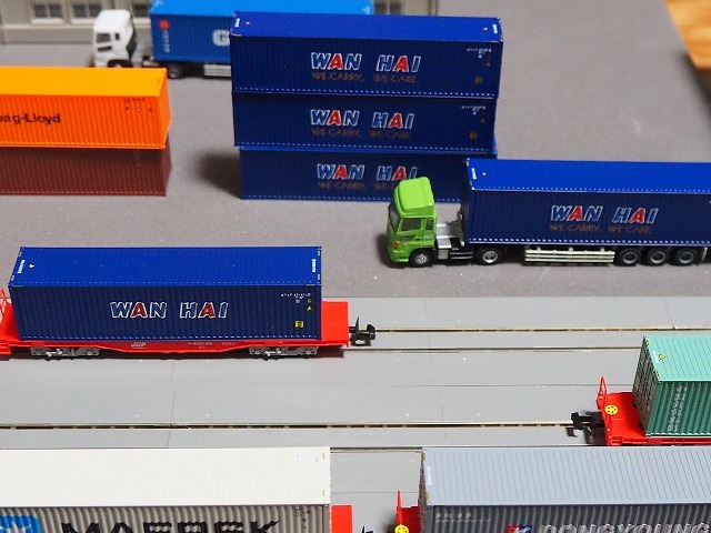 42 Nゲージ 海上 コンテナ コキ 貨物列車 トレーラーコレクション TOMIX コキ200 に トレーラーコレクション の海上コンテナを載せ
