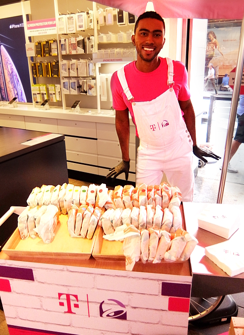 いよいよ、T-Mobile×Taco Bellの”T-MoBell”店内へ_b0007805_06184409.jpg