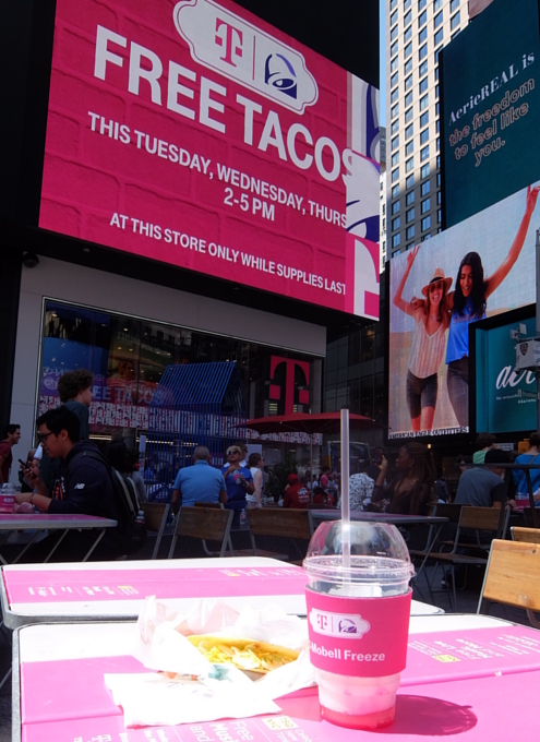 いよいよ、T-Mobile×Taco Bellの”T-MoBell”店内へ_b0007805_06253469.jpg