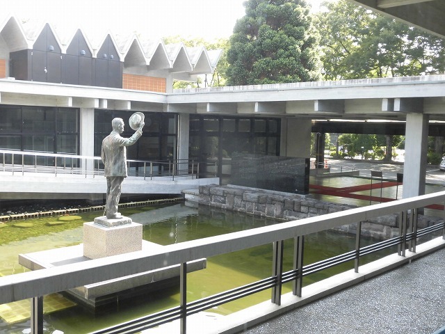 「憲政の神様・尾崎行雄」を記念して建てられた「憲政記念館」_f0141310_07575899.jpg