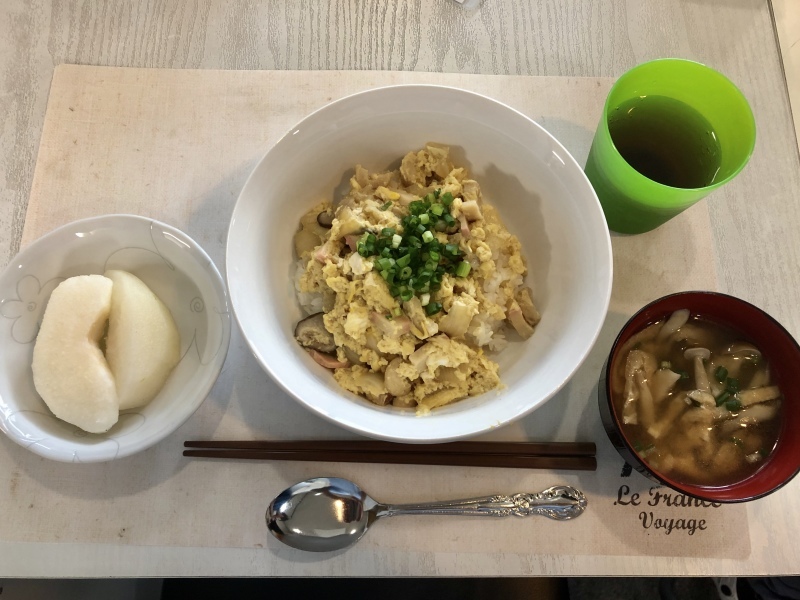 ひだまり工房 昼食 玉子丼 味噌汁 梨_c0357519_11532563.jpeg