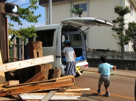 木子ちゃんと山くん、板を運ぶ_a0203003_19052559.jpg