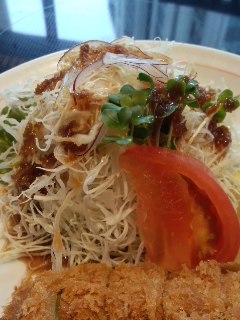 日比谷 遊食豚彩 いちにぃさんのなす黒豚かつセット_f0112873_121121100.jpg