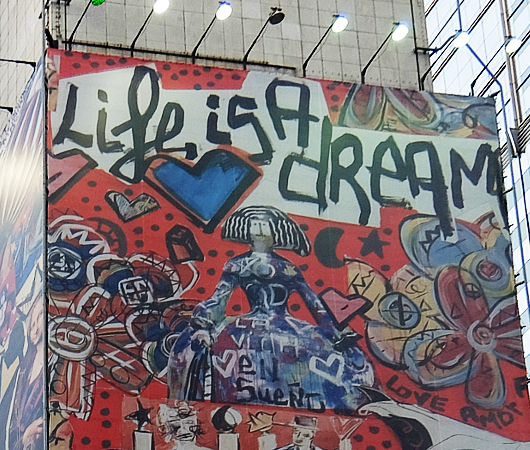 ”Life is a dream”「人生は夢だ」巨大看板_b0007805_00331926.jpg