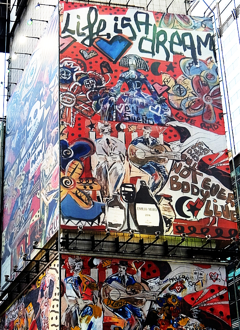 ”Life is a dream”「人生は夢だ」巨大看板_b0007805_00371824.jpg