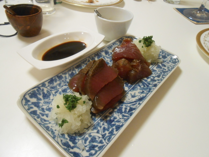 宴会編。ホヤが初めての姪。こりゃバケツいっぱい食べたいっ、らしい。_a0095931_08292024.jpg