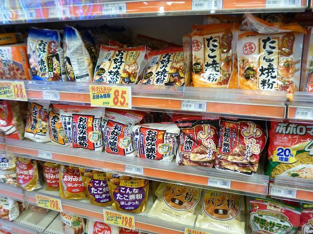 大阪のスーパーマーケットの粉もの売り場 ブライダル司会者 恋塚です