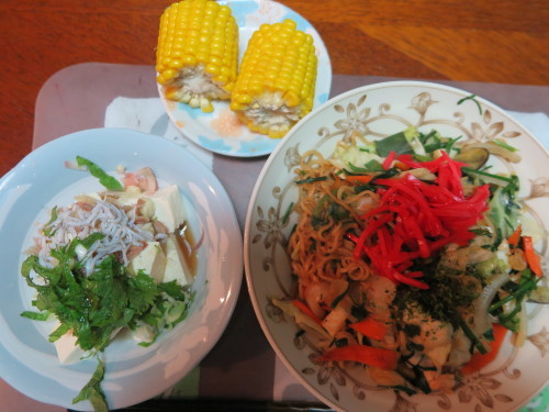 朝:サラダプレート、野菜ジュース、茄子の糠漬け 昼:大麦大豆紫蘇ヒジキ🍙&焼鳥ももタレ 夜:日清焼きそば、とうもろこし&冷奴_c0075701_20161533.jpg