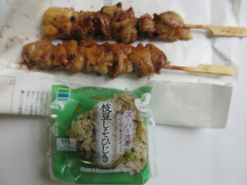 朝:サラダプレート、野菜ジュース、茄子の糠漬け 昼:大麦大豆紫蘇ヒジキ🍙&焼鳥ももタレ 夜:日清焼きそば、とうもろこし&冷奴_c0075701_20200751.jpg
