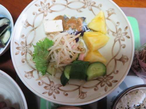 朝:サラダプレート、野菜ジュース、茄子の糠漬け 昼:大麦大豆紫蘇ヒジキ🍙&焼鳥ももタレ 夜:日清焼きそば、とうもろこし&冷奴_c0075701_20203263.jpg