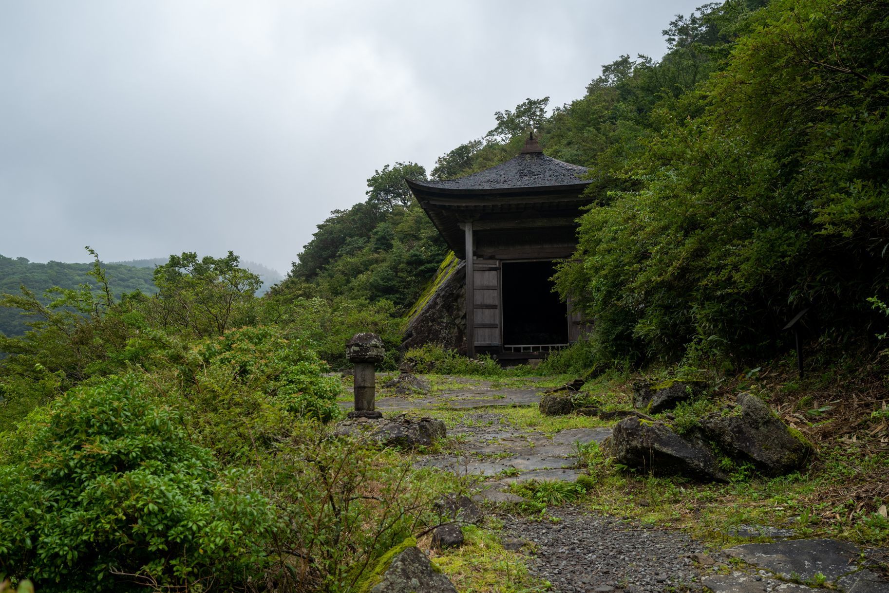 重要文化財・史跡】 箱根の山中にある石塔、磨崖仏群を訪ねて