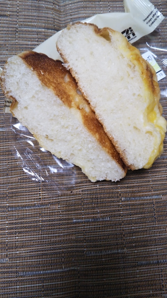 セブンイレブン もっちり塩パン(チーズ)_f0076001_23104828.jpg