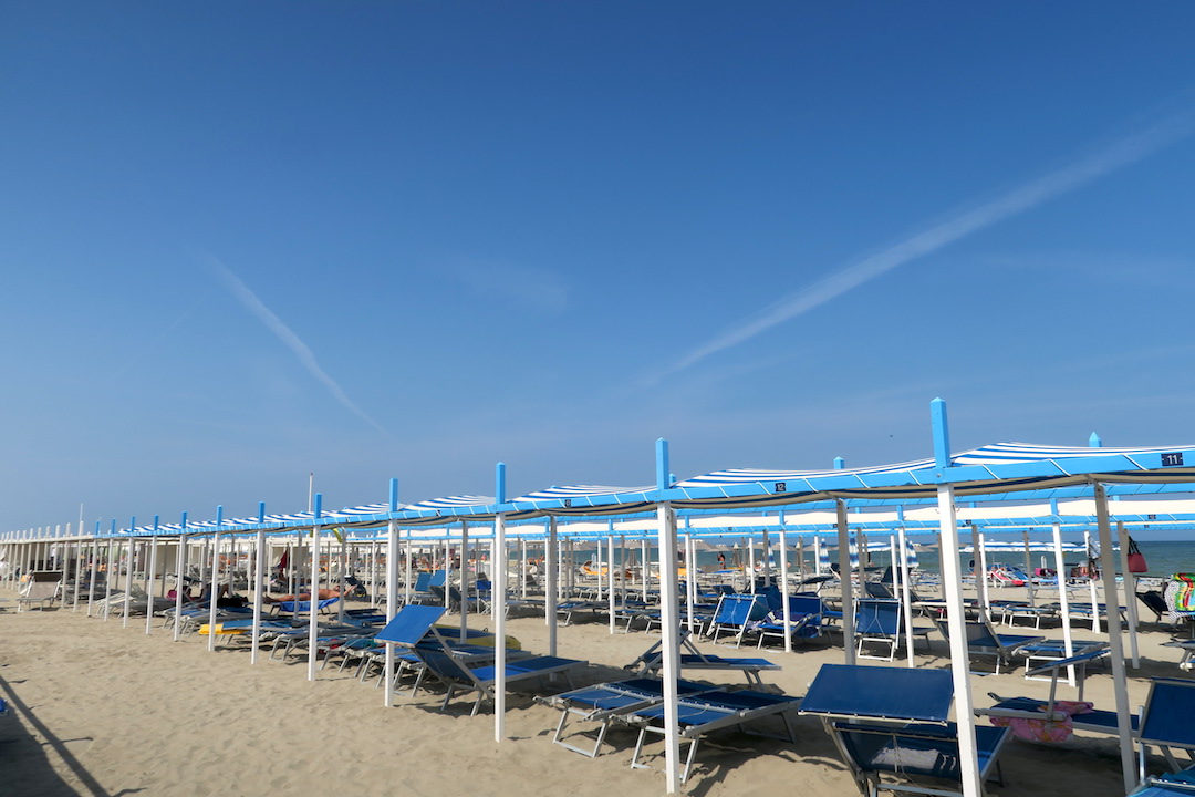 アドリア海の夏の浜から、リッチョーネ_f0234936_18142231.jpg