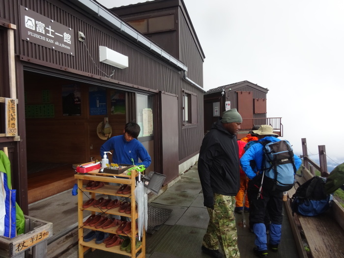 暴風雨の富士山　頂上_b0124306_12393725.jpg