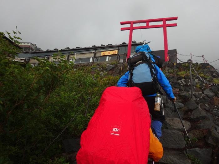 暴風雨の富士山　頂上_b0124306_12415569.jpg