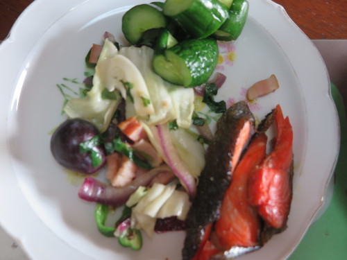 朝 サラダプレート 野菜ジュース 黄桃 昼 カレーパン 焼鳥ももタレ 夜 寿司飯 ササミ 野菜の煮物 もずく 米沢より愛をこめて