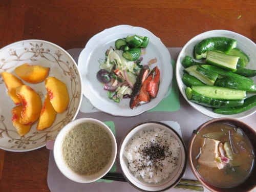 朝 サラダプレート 野菜ジュース 黄桃 昼 カレーパン 焼鳥ももタレ 夜 寿司飯 ササミ 野菜の煮物 もずく 米沢より愛をこめて