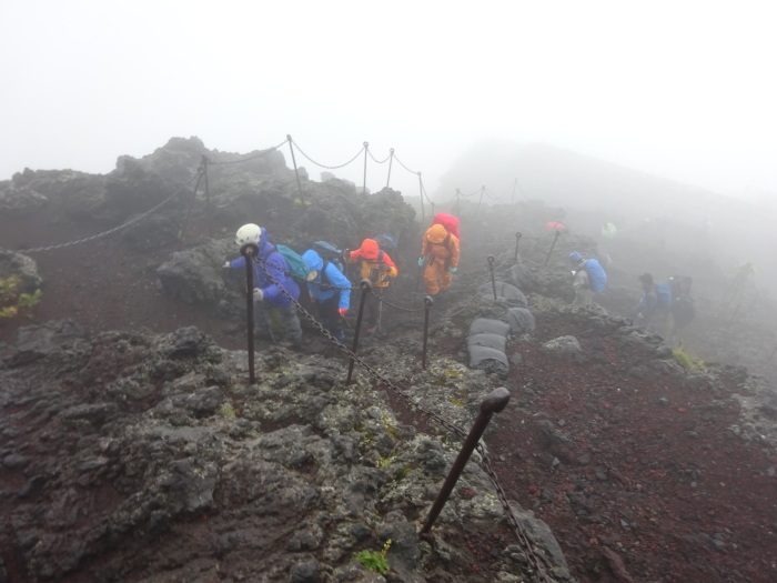 暴風雨の富士山　頂上_b0124306_10401115.jpg