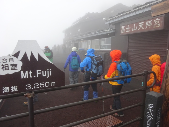 暴風雨の富士山　頂上_b0124306_10460335.jpg