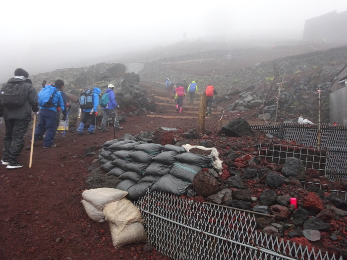 暴風雨の富士山　頂上_b0124306_10501373.jpg