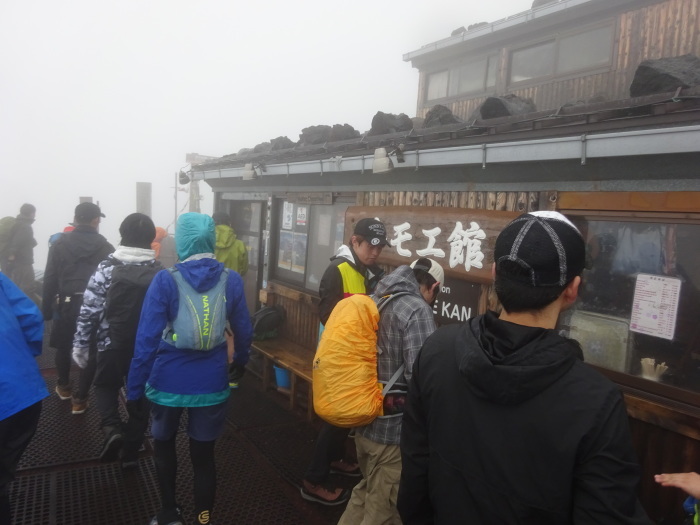 暴風雨の富士山　頂上_b0124306_11002155.jpg