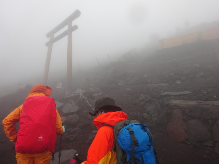 暴風雨の富士山　頂上_b0124306_11095328.jpg