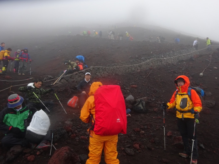 暴風雨の富士山　頂上_b0124306_11130210.jpg