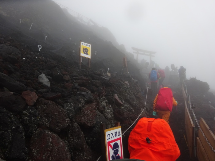 暴風雨の富士山　頂上_b0124306_11141262.jpg