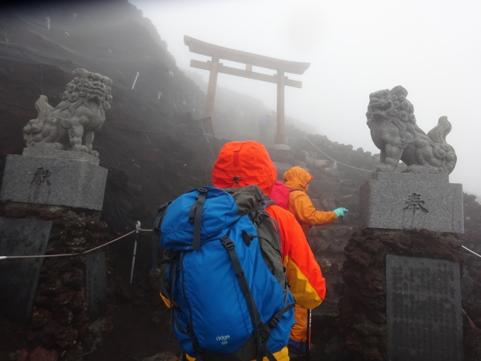 暴風雨の富士山　頂上_b0124306_11150183.jpg