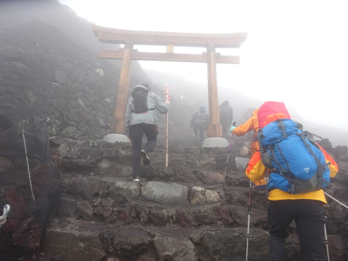 暴風雨の富士山　頂上_b0124306_11161818.jpg