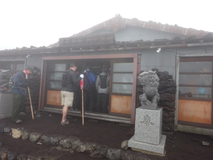 暴風雨の富士山　頂上_b0124306_11170401.jpg
