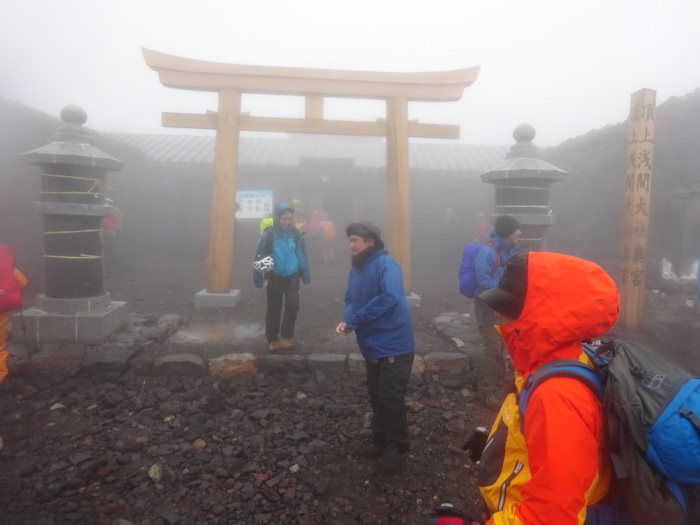 暴風雨の富士山　頂上_b0124306_14203016.jpg