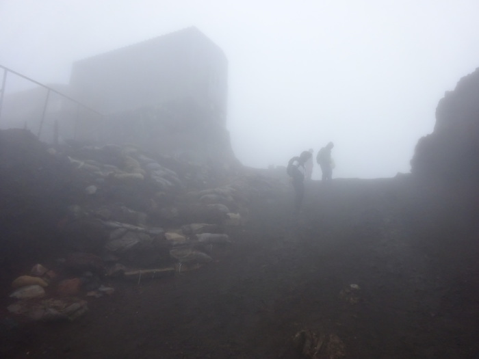 暴風雨の富士山　頂上_b0124306_14235175.jpg