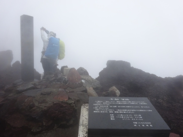 暴風雨の富士山　頂上_b0124306_14253130.jpg