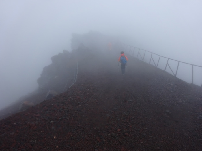 暴風雨の富士山　頂上_b0124306_14323416.jpg