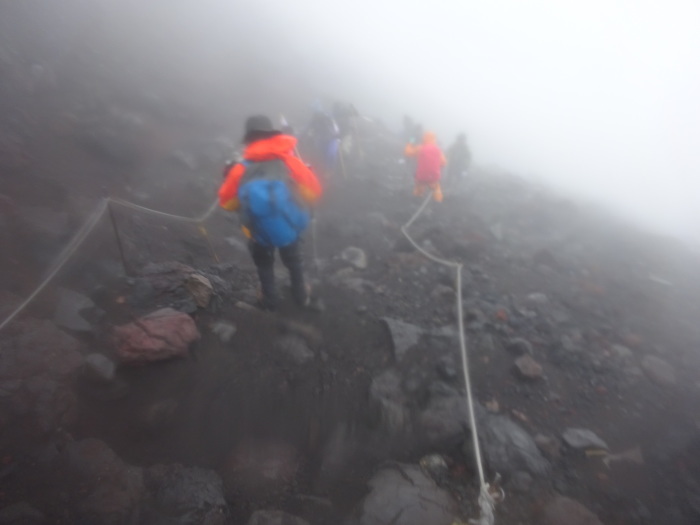 暴風雨の富士山　頂上_b0124306_14355906.jpg