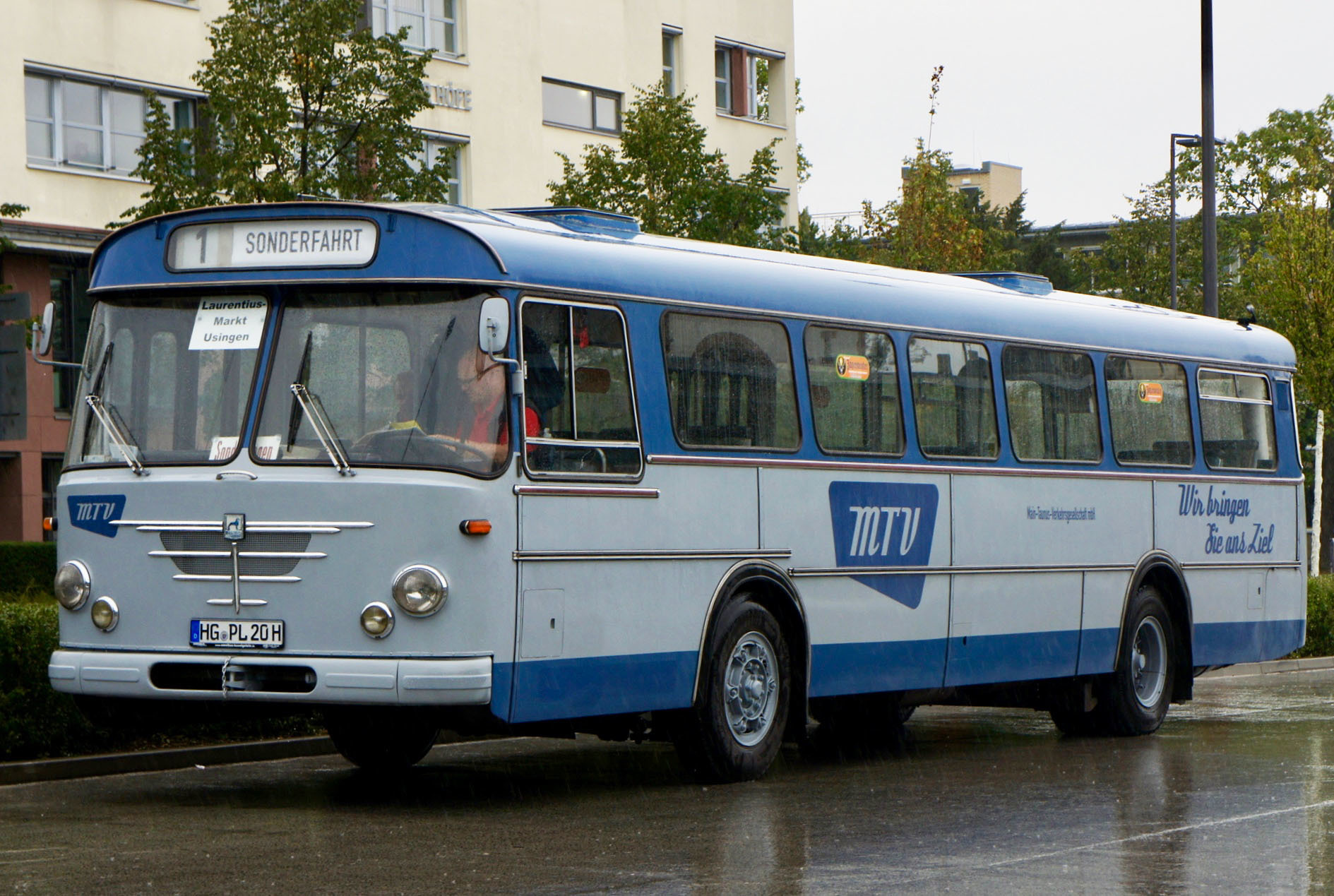 １９６７年製のバス_e0175918_17562155.jpg