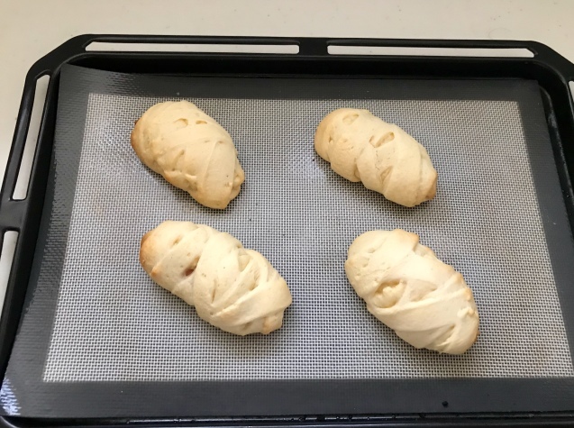 ホットケーキミックスdeミイラ男のウインナーロール♡_e0141159_16452634.jpeg
