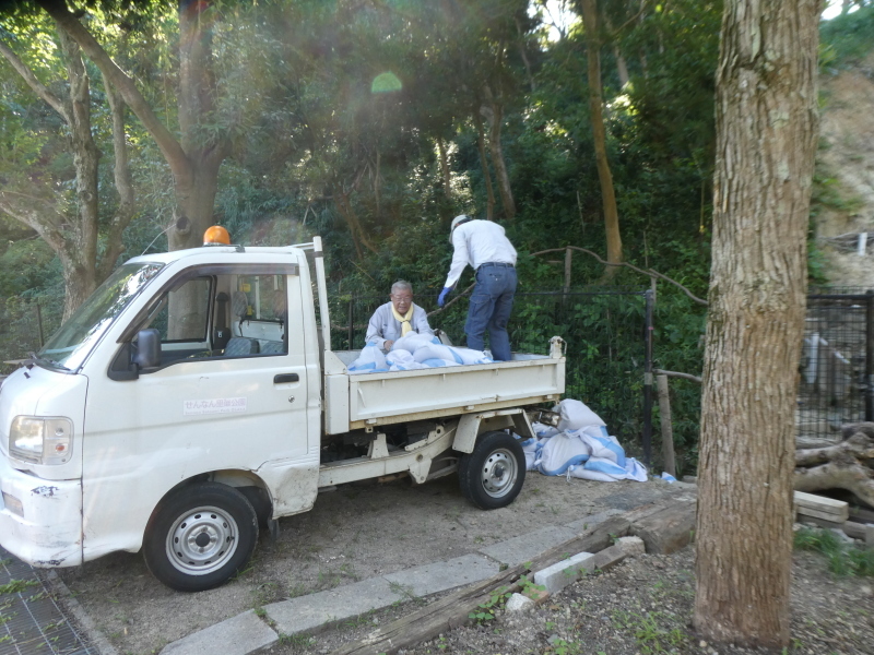 花の広場内にチップ搬入・・・うみべの森_c0108460_16530779.jpg