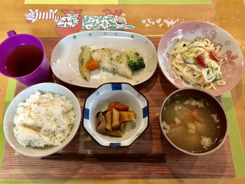 あじさい荘 夕食 白身魚バジルソテー サラダスパゲティー 煮物 ご飯 豚汁 今日の献立