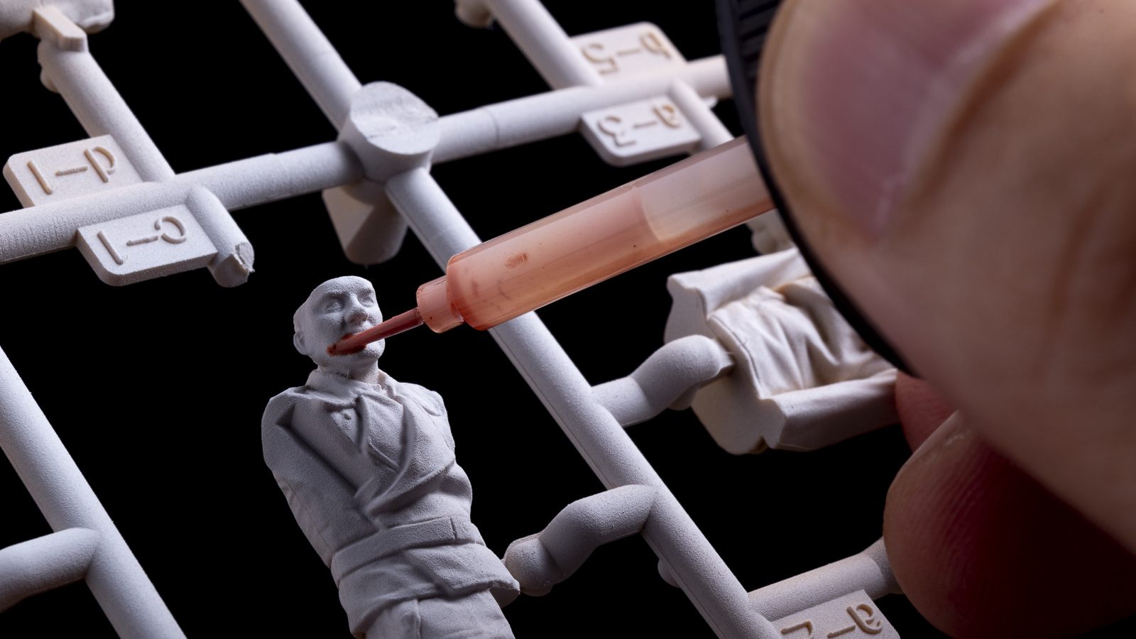 タミヤの最新魔法汁でイケメンフィギュアを錬成する_b0029315_23232160.jpg