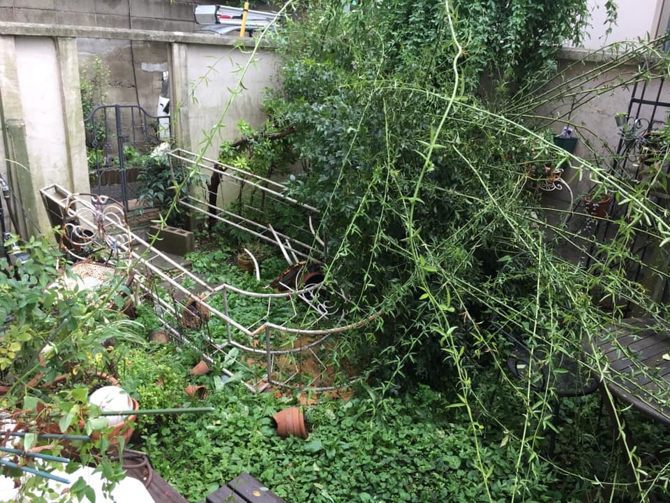 台風到来 庭倒壊 Mayumin S Rose Garden Table 小さな秘密の花園で