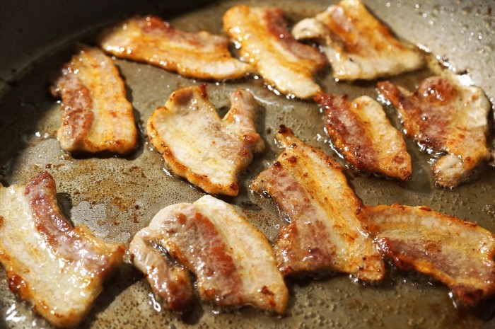 ■にんべん魔法の料理の素＜ポークステーキ＞で【豚バラソテーとクランベリー乗せオニサラ丼】_b0033423_23315032.jpg